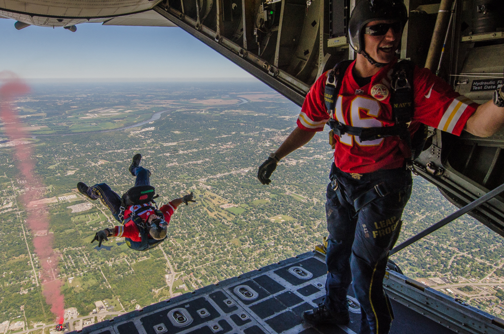 The U.S. Navy Parachute Demonstration Team, The Leap Frogs, jump out of a C-130H aircraft assigned to the 139th Airlift Wing, Missouri Air National Guard, and into Arrowhead Stadium in Kansas City, Missouri, during the Kansas City Chief’s Salute to Service football game 11 September 2016. (Photo by Sr. Airman Sheldon Thompson, U.S. Air National Guard)