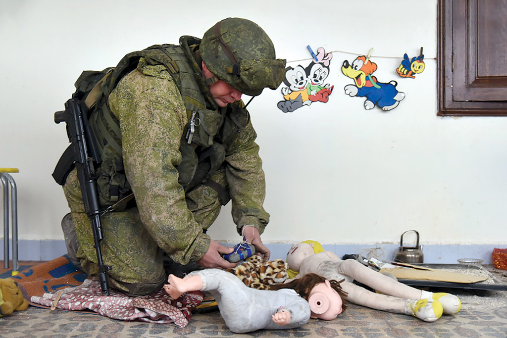 An army engineer from the Russian International Mine Action Center disarms a booby trap 3 February 2017 in a residence in Aleppo, Syria. (Photo courtesy of Ministry of Defence of the Russian Federation)