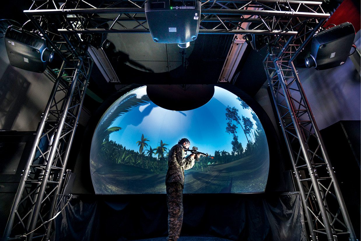 O domo de realidade virtual do Natick Soldier Systems Center do Exército dos EUA permitirá que pesquisadores possam avaliar o impacto do ambiente sobre a capacidade cognitiva de militares, incluindo a tomada de decisões, memória espacial e senso de orientação, 24 Fev 2016. (David Kamm, U.S. Army Natick Soldier RD&E Center)