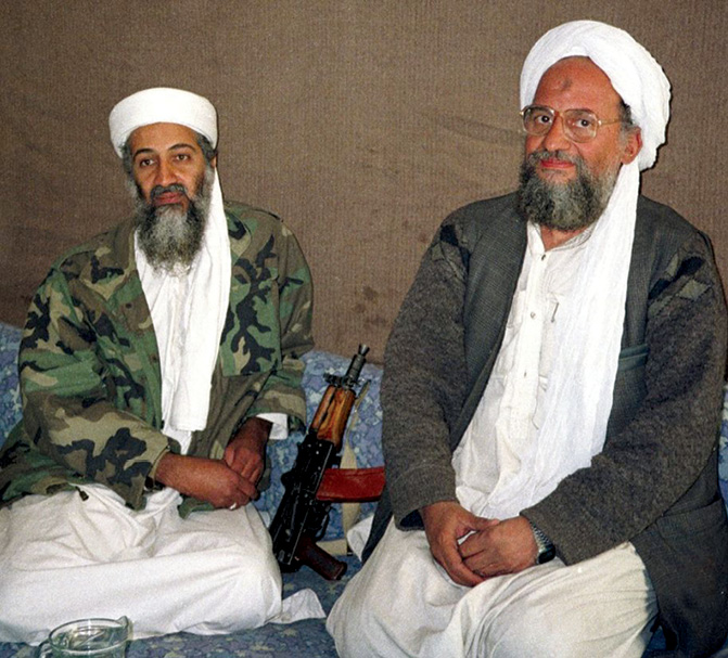 Osama Bin Laden (à esquerda), acompanhado de seu assessor e intérprete, o doutor Ayman al-Zawahiri (à direita), durante uma entrevista com o jornalista paquistanês Hamid Mir, em Cabul, 08 Nov 11. Após a morte de Bin Laden, Zawahiri assumiu o papel de principal líder da Al Qaeda. (Foto cedida pela Wikipedia)