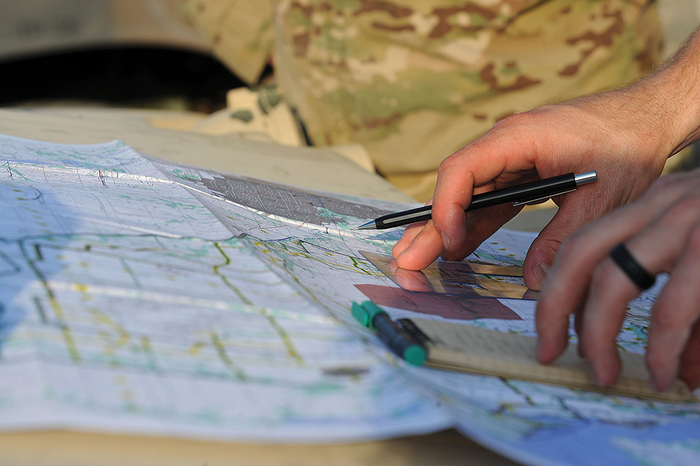 Controlador aéreo avançado do 10º Esquadrão de Operações de Apoio Aéreo verifica carta antes das operações de comboio noturno em 22 Jun 16 em Fort Riley, Kansas. Controladores aéreos avançados do 10º Esquadrão de Operações de Apoio Aéreo conduziram o planejamento de missão e simularam a coordenação com recursos aéreos de combate, ao executarem comboios noturnos e navegação terrestre durante o exercício de campanha. (Foto da S1 Jenna K. Caldwell, Força Aérea dos EUA)