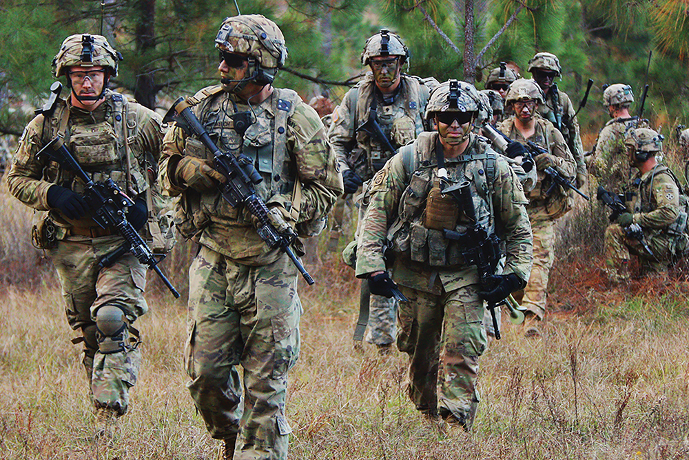 Militares do 2o Batalhão, 4o Regimento de Infantaria, avançam durante um exercício de tiro real no JRTC, em Fort Polk, Louisiana. (JRTC, Exército dos EUA)