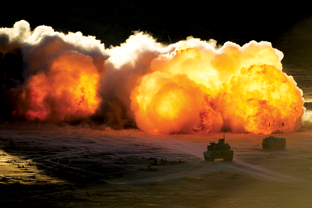 Militares da Guarda Nacional do Estado de Arkansas com a 1036a Companhia de Engenharia de Jonesboro, Arkansas, detonam um sistema de carga linear de abertura de brecha M58 no National Training Center, em Fort Irwin, Califórnia, 16 Aug 15. (Foto do Maj W. Chris Clyne, 115<sup>o</sup> D Com Soc Mv)