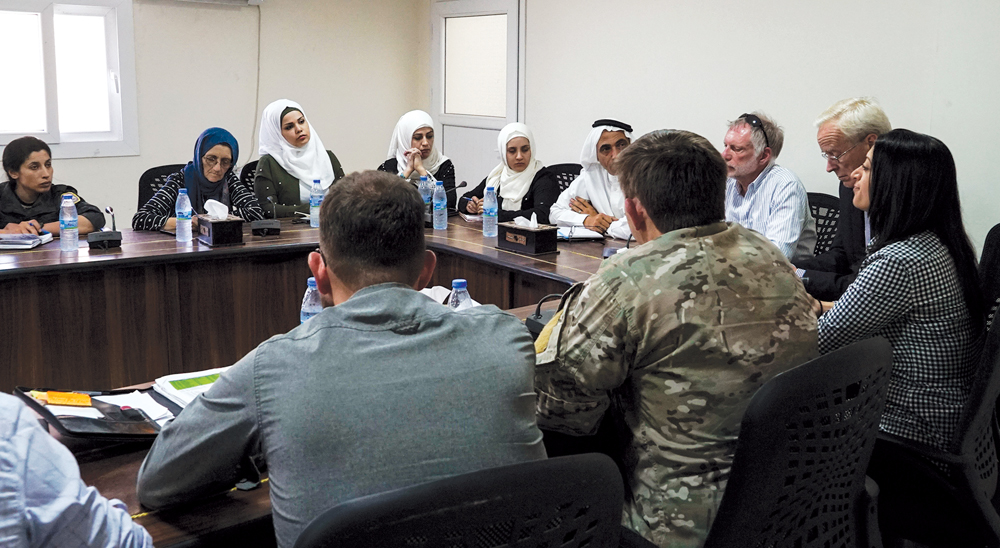 Larry Bartlett, assessor sênior da Equipe de Transição de Assistência e Resposta na Síria, e o Embaixador William V. Roebuck se reuniram com integrantes da Administração Civil Democrática de Manbij para discutir a segurança e estabilidade da cidade no 2o aniversário de sua libertação do jugo do EI, em Manbij, na Síria, 09 Ago 2018. O grupo abordou temas como educação, assuntos civis e a mídia. (Foto da 3o Sgt Izabella Sullivan, Força Aérea dos EUA)