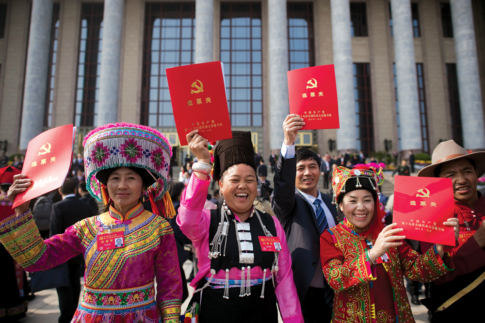 Delegados do partido deixam o Grande Salão do Povo após a sessão de encerramento do 19o Congresso Nacional do PCC, em Beijing, 24 Out 2017. O nome do Presidente Xi Jinping foi acrescentado à constituição do PCC em um congresso decisivo, elevando-o, ao lado de Mao Tsé-tung, ao panteão dos fundadores do país. (Foto de Nicolas Asfouri, Agence France-Presse)