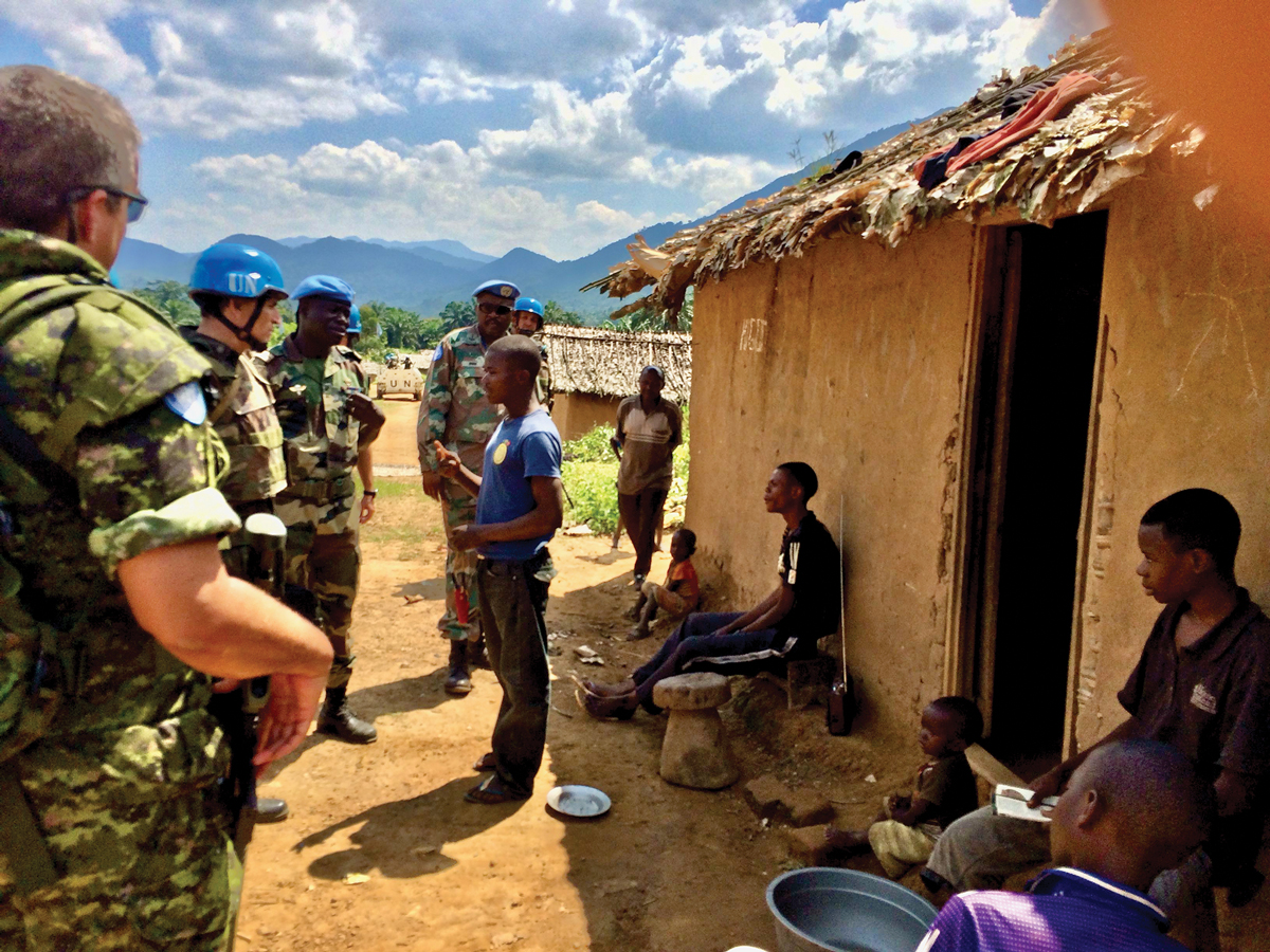 Levantamento de informações junto a habitantes locais durante uma patrulha de reconhecimento em área dominada pelo grupo armado Cheka. (Foto: Maurilio Ferreira da Silva Jr.)