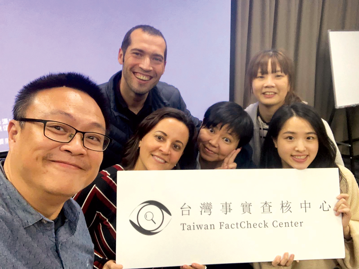 Baybars Örsek (em cima), diretor da International Fact-Checking Network no Poynter Institute, se reúne com verificadores de fatos de Taiwan em dezembro de 2019 para uma oficina no Taiwan FactCheck Center em Taipei. (Foto: Twitter de Baybars Örsek, @baybarsorsek, https://twitter.com/baybarsorsek/status/1202562487591112704)