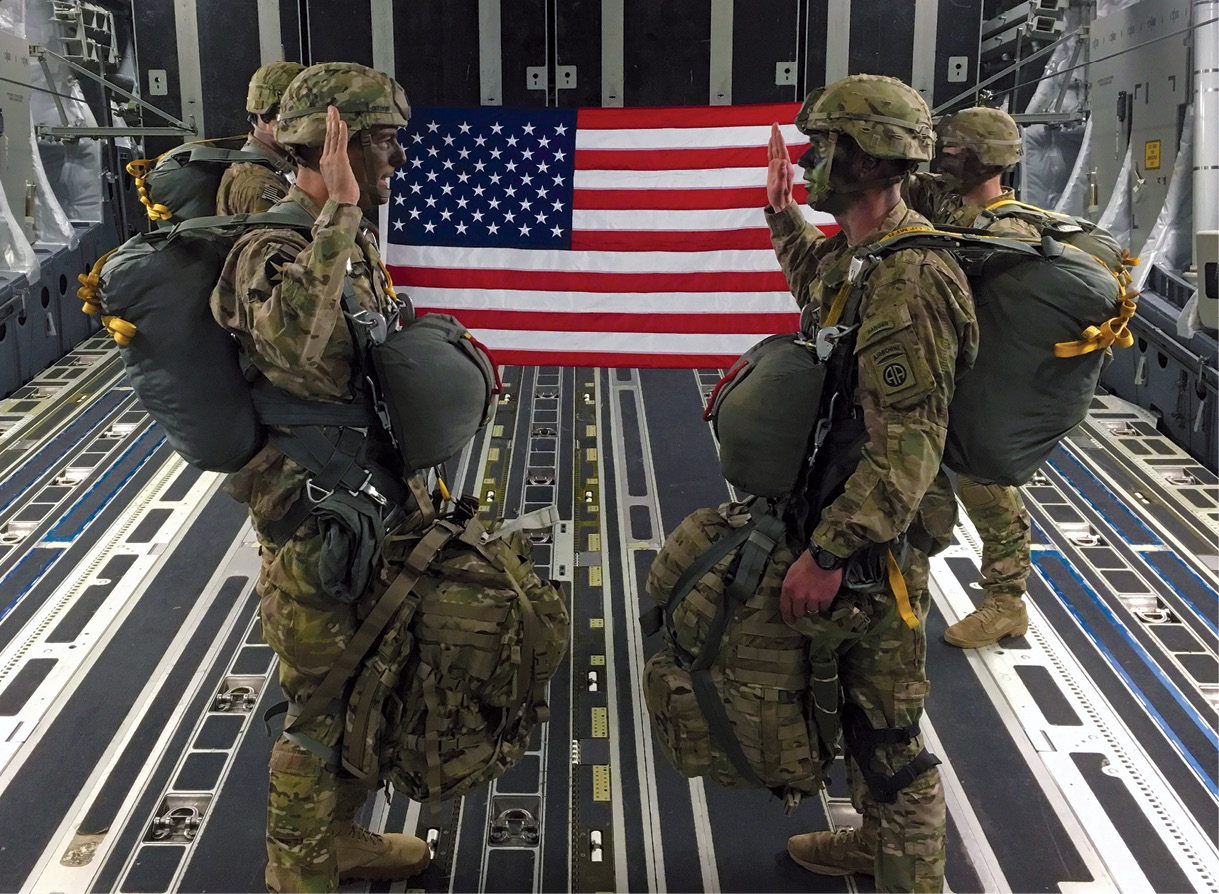 Um infante da 82a Divisão Aeroterrestre repete o juramento de alistamento com o Gen Div Stephen Townsend, Comandante do XVIII Corpo Aeroterrestre, embarcado em um C-17 Globemaster III, antes de conduzir uma operação aeroterrestre no Forte Bragg, Carolina do Norte, 17 Fev 16. (Exército dos EUA)