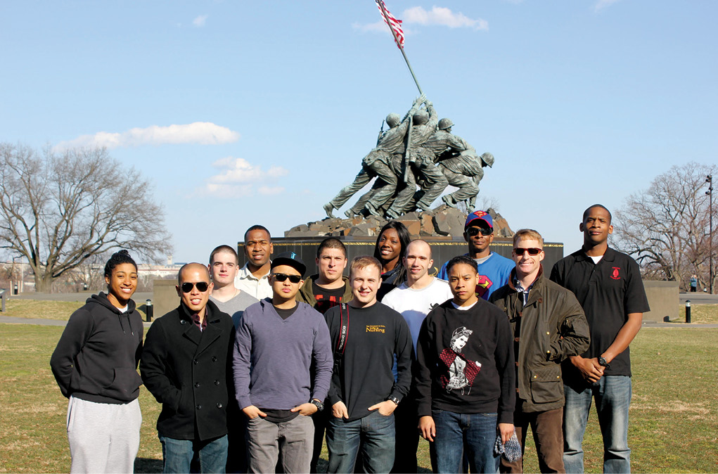 A equipe religiosa da unidade lidera os integrantes do 97o Batalhão de Assuntos Civis (Aeroterrestre) durante uma visita ao Monumento de Guerra do Corpo de Fuzileiros Navais dos EUA em Washington, D.C., como parte do evento de treinamento sobre os Valores do Exército. (Foto cortesia do autor)