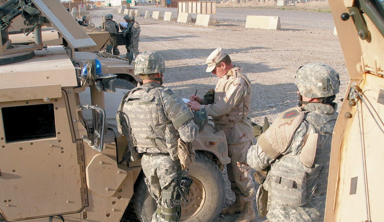Historiador Richard E. Killblane entrevista o 1o Ten Matthew Beal durante a Operação Iraqi Freedom no Camp Speicher, Tikrit, Iraque, 19 Mar 07. (Foto por David S. Hanselman)