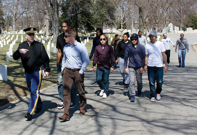 Militares do 97o Batalhão de Assuntos Civis visitam o Cemitério Nacional de Arlington, em Arlington, Virgínia, durante o evento de treinamento de unidade sobre os Valores do Exército, Mar 2014. (Foto cortesia do autor)