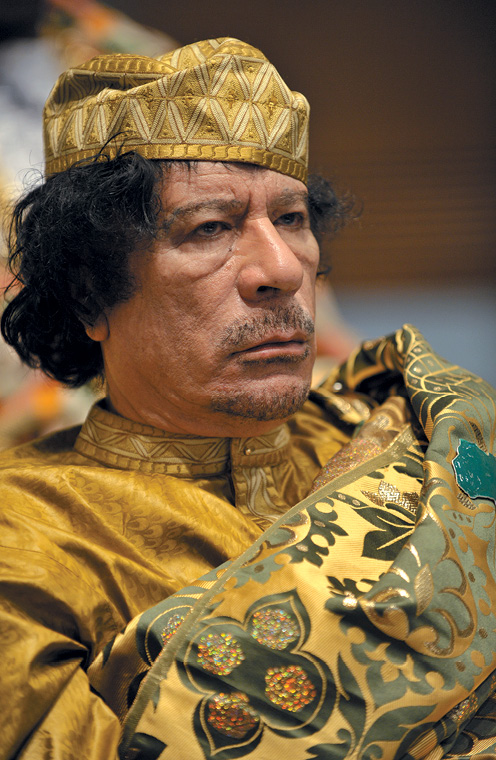Muammar Gaddafi participa da 12ª Cúpula da União Africana em Adis Abeba, Etiópia, 02 Fev 09. Gaddafi frequentemente ameaçou fazer da Líbia um conduto para a imigração ilegal em massa para a Europa, como alavanca para alcançar seus objetivos políticos. (Foto de 2º Sgt Jesse B. Awalt, Marinha dos EUA)