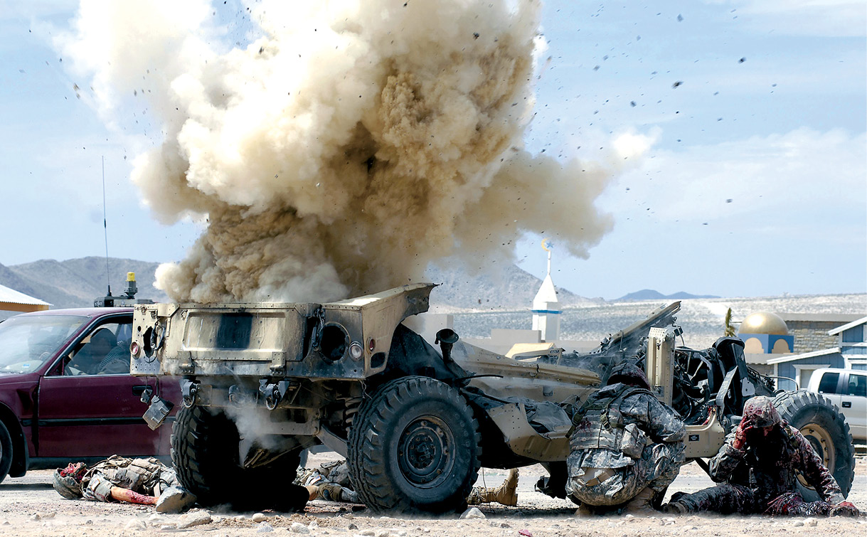 Um dispositivo explosivo improvisado detona durante um cenário de treinamento realista no Centro Nacional de Adestramento, no Forte Irwin, Califórnia, 1 Mai 08. Os militares são da 2a Brigada de Combate, 4a Divisão de infantaria, sediada no Forte Carson, Colorado. Os eventos de treinamento como esse podem ser mais aprimorados pela aplicação da ciência da aprendizagem e o design instrutivo. (Sgt Brian Ferguson, Força Aérea dos EUA)