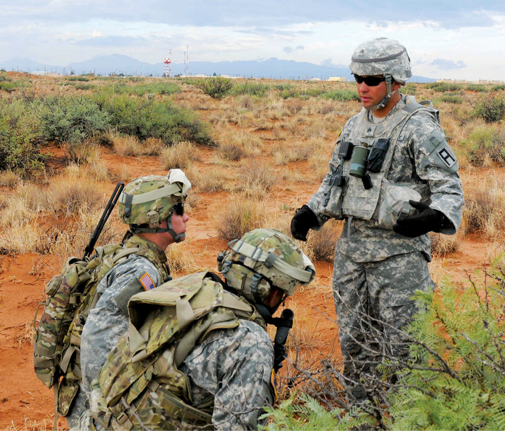 Um observador/controlador/treinador da 5a Brigada Blindada proporciona feedback aos soldados da 485a Companhia de Polícia do Exército, da Guarda Nacional do Estado de Nevada, durante instrução sobre os aspectos básicos de patrulhamento, no Campo de Provas, McGregor, Novo México, 15 Sep 11. (Sgt Alejandro Sias, Relações Públicas da 5a Brigada Blindada, 1o Exército)