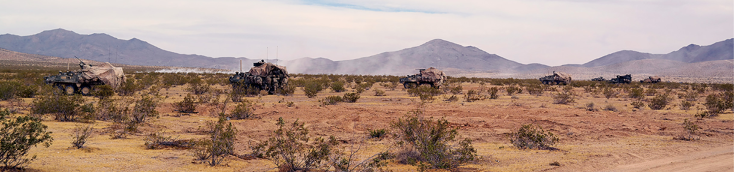 Os Stryker da Companhia C, 5o Batalhão, 20o Regimento de Infantaria realizam uma breve parada durante o exercício de adestramento no Centro Nacional de Treinamento, Forte Irwin, Califórnia, 20 Mai 16. (Cb Lawrence Wong, Exército dos EUA)