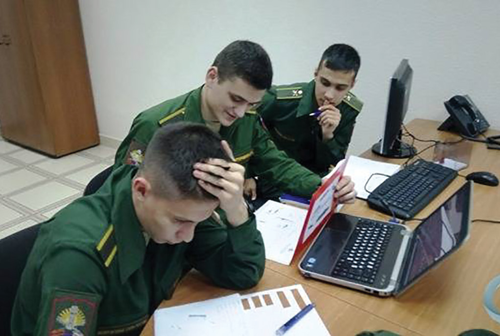 Cadetes russos realizando atividades da disciplina “Língua Portuguesa para Assuntos Militares” na Universidade Militar de Moscou. (Foto do Centro de Comunicação Social do Exército – CComSEx/EB)