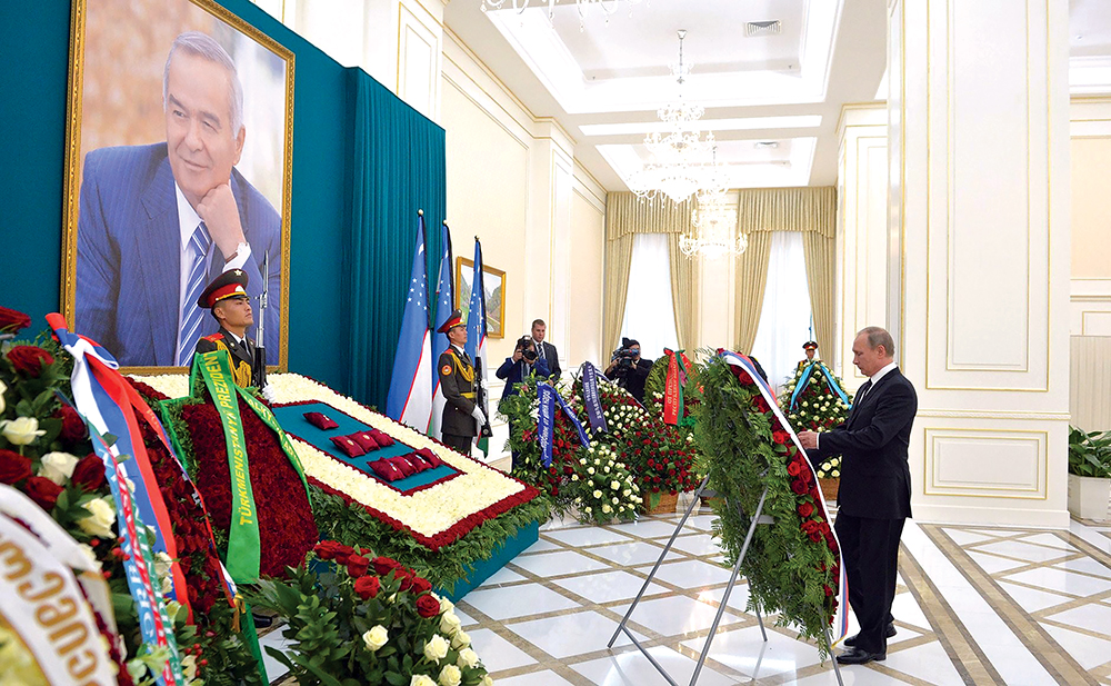 O Presidente russo Vladimir Putin presta homenagem à memória de Islam Karimov, o primeiro presidente do Uzbequistão, em Samarcanda, Uzbequistão, 6 Set 16. (Foto cortesia do Governo da Rússia)