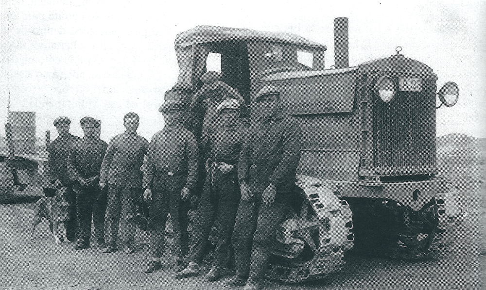 Operários petroleiros russos no depósito de Astra, por volta de 1936, Chubut, Patagônia, Argentina. (Foto cedida por Wikimedia Commons)