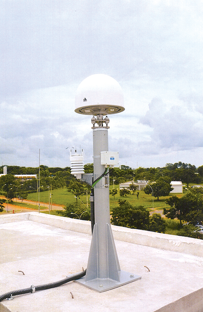 Estação Óptica a Laser Sazhen-TM-BIS, localizada no campus da Universidade de Brasília. Ativada em 2013, foi a primeira estação do tipo construída fora da Rússia. A estação foi integrada ao GLONASS (Globalnaya Navigazionnaya Sputnikovaya Sistema, ou Sistema de Navegação Global por Satélite), a rede de posicionamento global operada pela agência espacial russa. (Foto cedida pela Agência Espacial Federal Russa)