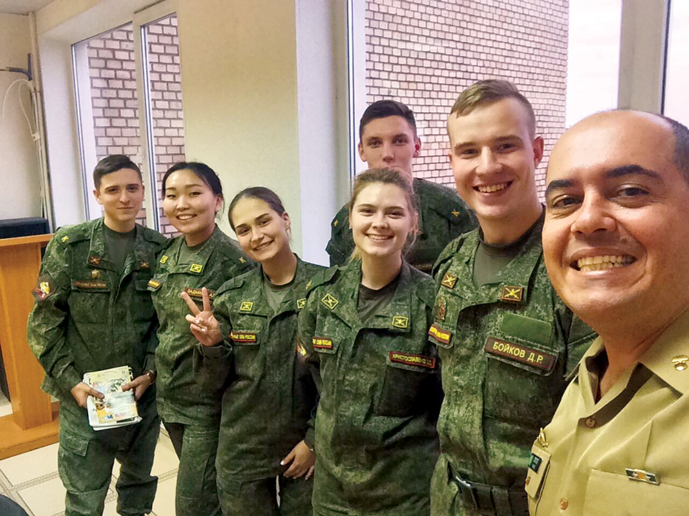 O Ten Cel João Ricardo da Cunha Croce Lopes posa com cadetes russos, que foram seus alunos de português em 2017. O Exército Brasileiro tem um acordo para enviar um oficial para lecionar português na Universidade Militar de Moscou em uma iniciativa voltada a cultivar melhores relações e entendimento cultural. O Ten Cel Croce foi o segundo oficial brasileiro na missão. (Foto: Ten Cel João Ricardo da C. Croce Lopes/cedida pelo CComSEx/EB)