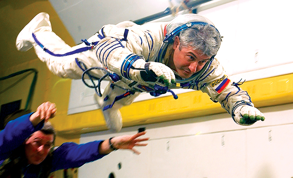 O primeiro astronauta brasileiro, Marcos Pontes, participa de treinamento de gravidade zero em 13 Fev 06 a bordo de um avião perto de Moscou. Pontes decolou do Cosmódromo de Baikonur no Cazaquistão em 30 Mar 06 com o cosmonauta russo Pavel Vinogradov e o astronauta norte-americano Jeffrey Williams. Passou oito dias na Estação Espacial Internacional antes de retornar à Terra com a equipe sendo substituída. (Foto da Associated Press)