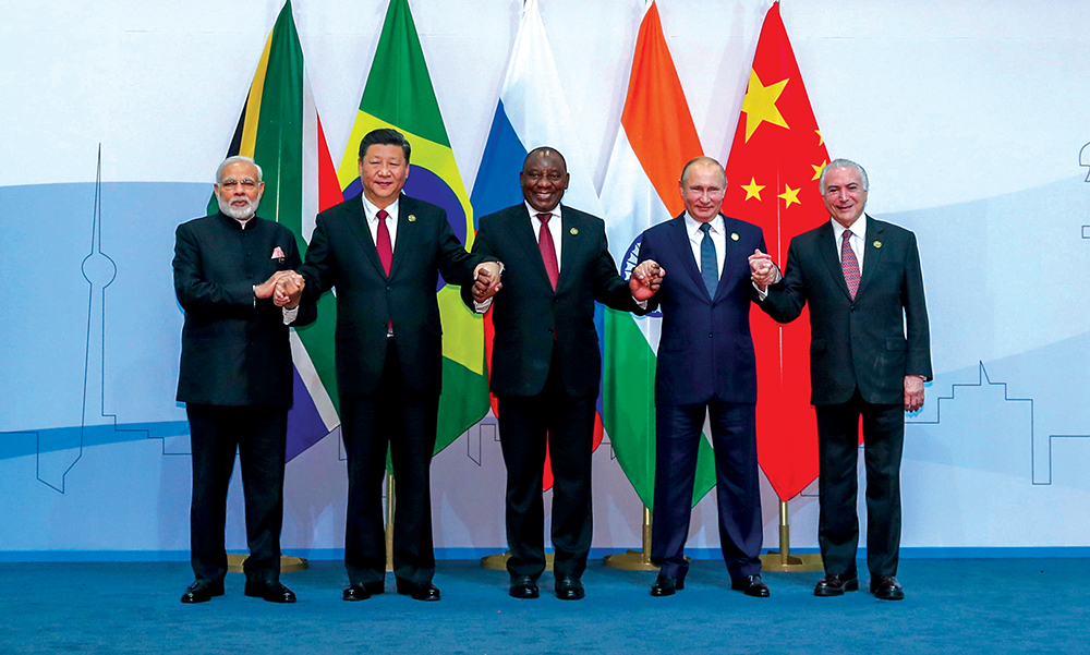 (Da esquerda para a direita) O Primeiro-Ministro indiano Narendra Modi, o Presidente chinês Xi Jinping, o Presidente sul-africano Cyril Ramaphosa, o Presidente russo Vladimir Putin e o Presidente Michel Temer durante a sessão plenária da 10ª Cúpula do BRICS em Johannesburgo, 26 Jul 18. (Foto de Xie Huanchi, Xinhua/Alamy Live News)