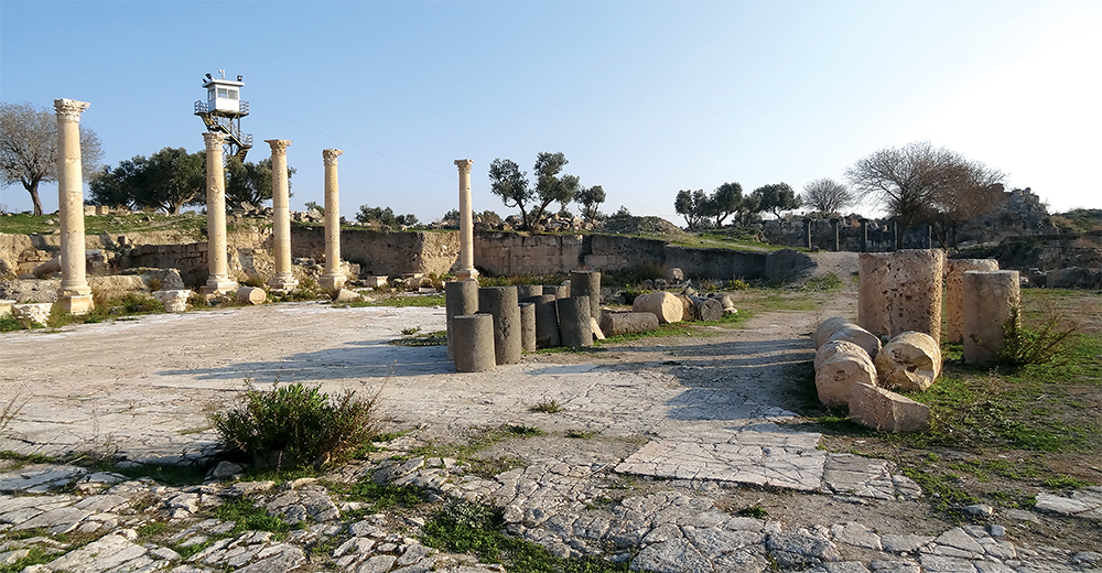 Uma torre de vigia jordaniana próximas às ruínas de Umm Qais, na fronteira do país com a Síria, 11 Fev 14. Os jordanianos proporcionam um bom exemplo de como minimizar a intrusão militar em um sítio protegido. (Foto cortesia de Man77, Wikimedia Commons)