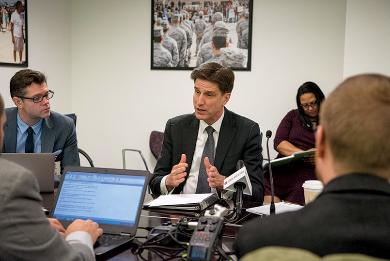 O Diretor de Tecnologia da Informação do Departamento de Defesa Dana Deasy (centro) e o Major Brigadeiro John N. T. Shanahan, Diretor do Centro Conjunto de Inteligência Artificial (não incluído), realizam uma reunião de mesa redonda sobre a estratégia de IA no Pentágono, em Arlington, Estado da Virgínia, 12 Fev 2019. (Foto da Sgt Amber I. Smith, Exército dos EUA)