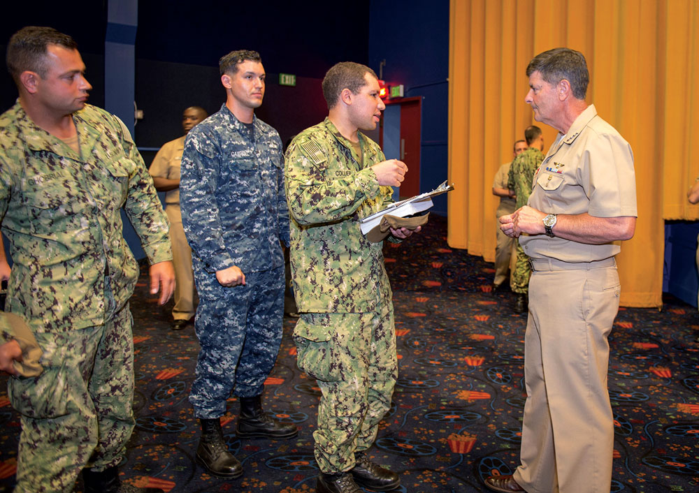 O Subcomandante de Operações Navais, Alte Bill Moran, dirige-se a marinheiros na Base Naval de San Diego, Califórnia, 3 Ago 2018. Moran também visitou os navios USS Harpers Ferry (LSD 49), USS Stockdale (DDG 106), USS Montgomery (LCS 8) e USS Ardent (MCM 12), baseados em San Diego, para falar com a tripulação sobre o status atual e futuro da Marinha e obter feedback sobre os programas, políticas e procedimentos da Força. (Foto da 3o Sgt Nancy C. diBenedetto, Marinha dos EUA)
