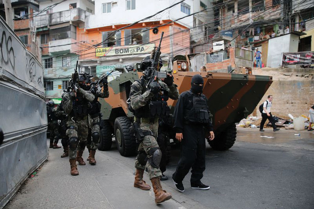 Militares realizam operação na Rocinha após guerra entre traficantes pelo controle da área, 22 Set 2017. (Foto de Fernando Frasão/Agência Brasil; Wikimedia Commons, CC BY 2.5)