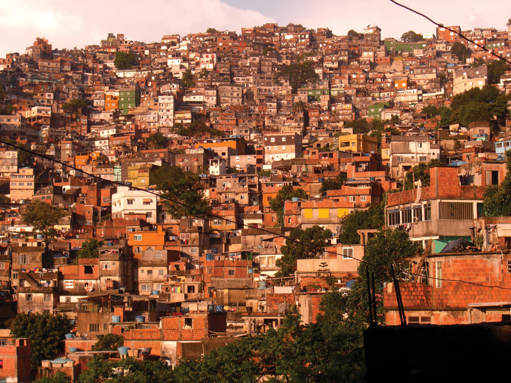 Os aglomerados subnormais possuem variadas dimensões e conformações. Podem, por exemplo, ocupar terrenos planos ou elevações íngremes, além de possuir uma infinidade de vias de acesso, inclusive marítimas. (Foto de Adam Carter, Wikimedia Commons, CC BY-SA 3.0)