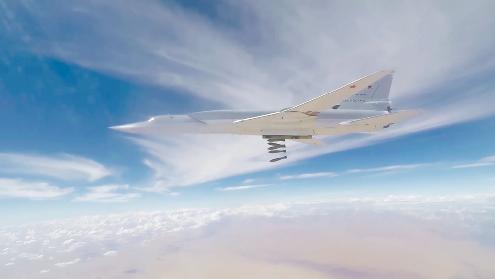 Um bombardeiro de longo alcance Tu-22M3, das Forças Aeroespaciais Russas, executa um ataque aéreo contra objetivos do Estado Islâmico, perto de Abu Kamal, na Província de Deir Ezzor, Síria, após sobrevoar o Iraque e o Irã, 1 Nov 2017. A aeronave atacou fortificações e depósitos de munição e armamento dos insurgentes, enquanto caças Su-30SM (não incluídos na foto) davam cobertura aos bombardeiros. (Foto cedida pelo Ministério da Defesa da Rússia)