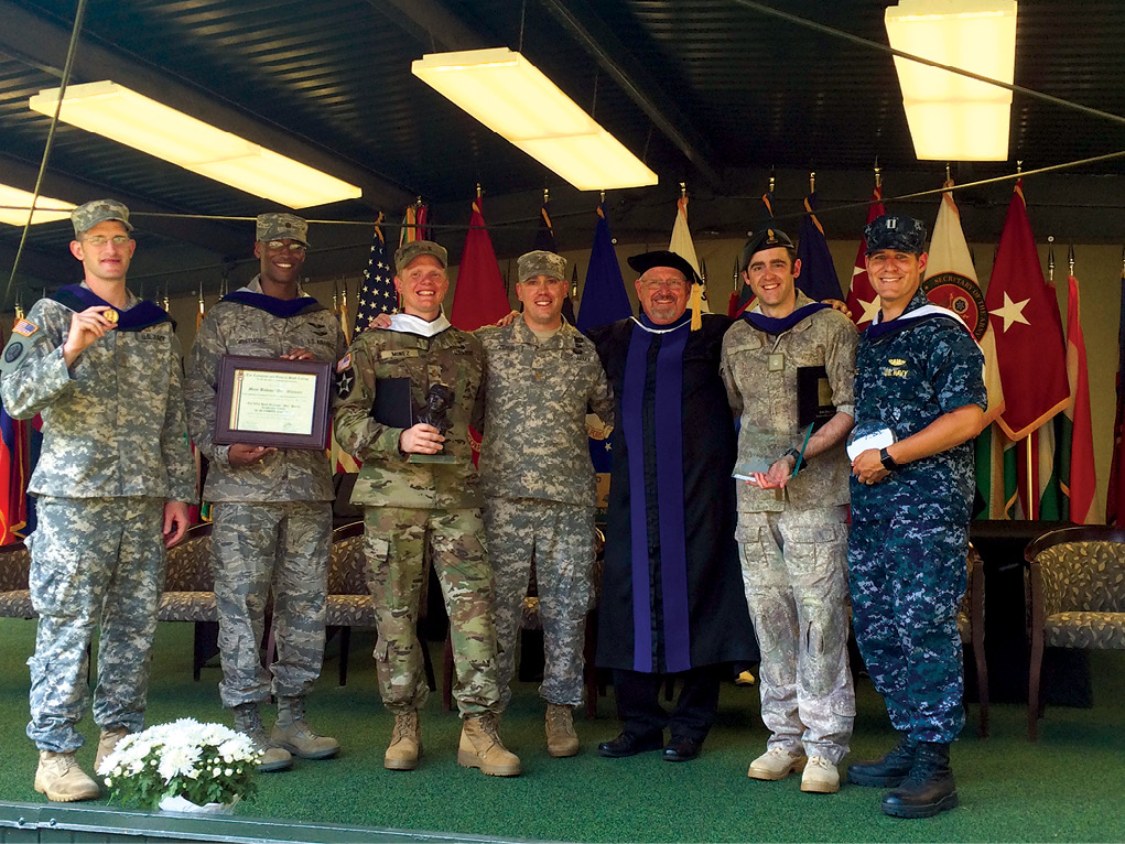 Formandos de 2016 do programa Estudos em Arte da Guerra do U.S. Command and General Staff College celebram sua conclusão, fazendo a transição para um programa de autoaperfeiçoamento após deixarem Fort Leavenworth, Kansas, 10 Jun 16. (Foto cedida pelo autor)