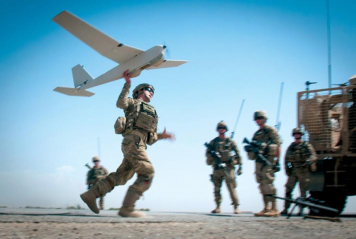 Integrante da 82nd Airborne Division lança um VANT Puma na Província de Ghazni