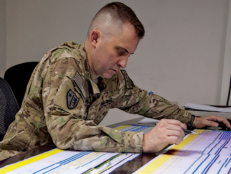 Militar no Exército dos EUA cursa um mestrado on-line em Comunicação, oferecido pela University of Southern California (USC), enquanto serve no Afeganistão. Em 17 Mai 13, 47 alunos foram os primeiros a se formarem nesse curso. (Foto cedida por USC Annenberg)