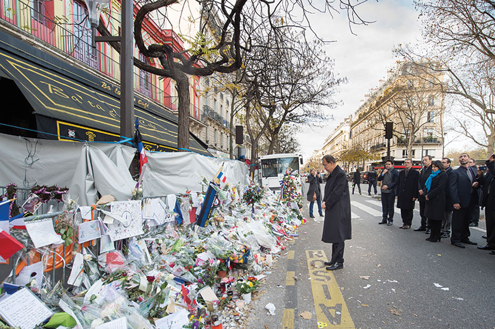 O Secretário-Geral Ban Ki-moon homenageia as vítimas do ataque terrorista em Paris (Nações Unidas/Eskinder Debebe)