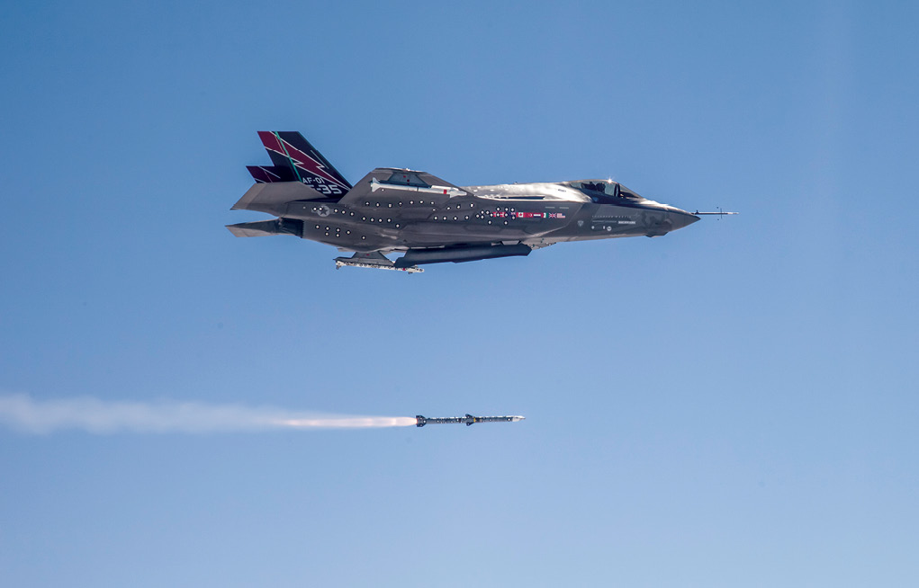 Um caça de ataque conjunto F-35A Lightning II conclui o primeiro lançamento em voo de um míssil AIM-120, em 05 Jun 13, sobre Point Mugu Sea Range, da Marinha dos EUA, perto de Oxnard, Califórnia. (Foto cedida pelo Escritório do Programa F-35)
