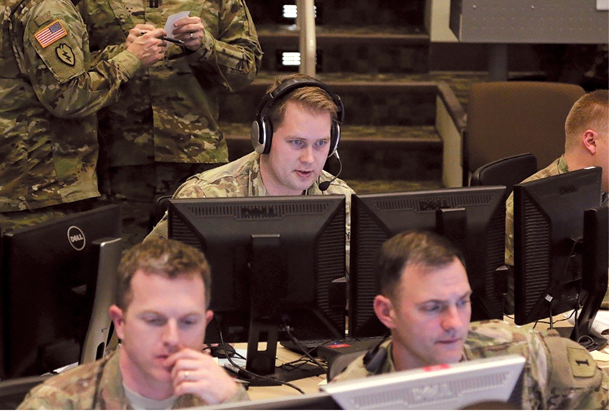 Um oficial de combate da 1ª Divisão de Infantaria utiliza o Posto de Comando do Futuro (CPOF) durante Exercício de Posto de Comando em 27 Jan 16, em Fort Riley, Estado do Kansas. (Foto do S Ten Mike Lavigne, Com Soc, 1ª DI)