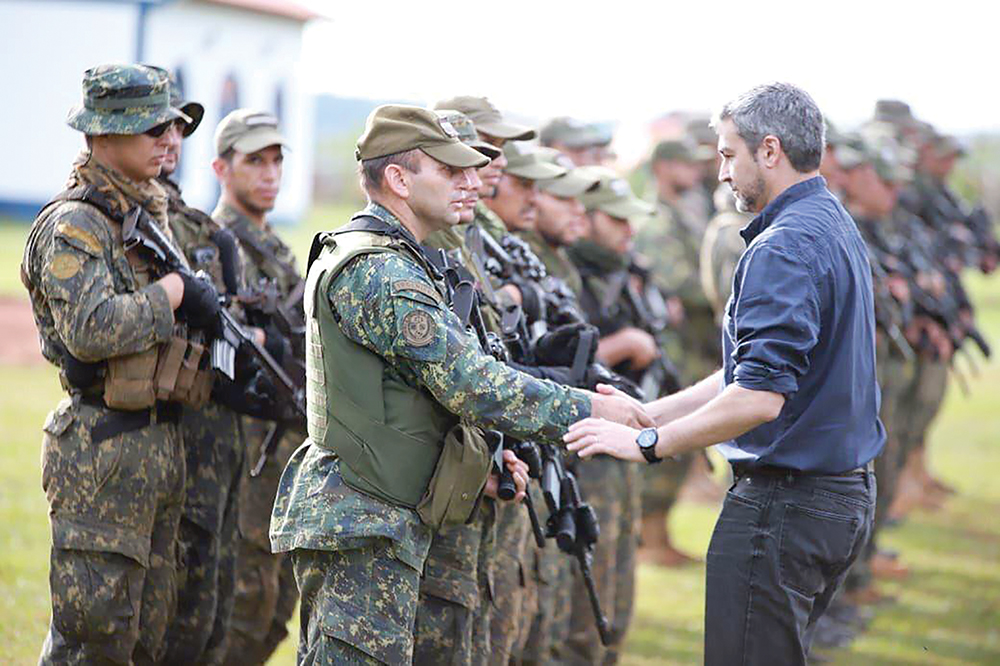 O Presidente paraguaio Mario Abdo Benítez em visita à força-tarefa conjunta organizada para combater os insurgentes do EPP imediatamente após estes últimos atacarem o rancho de Santa Teresa, localizado no Departamento de San Pedro, perto de Assunção, no Paraguai, 24 Dez 18. (Foto cedida pela Presidência da República do Paraguai)