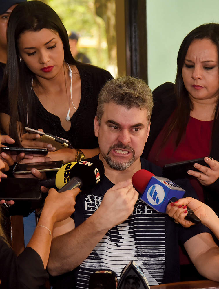 O narcotraficante brasileiro Marcelo Fernando Pinheiro Veiga, conhecido como Marcelo Piloto, participa de coletiva de imprensa na Unidade Especial da Polícia Paraguaia, em Assunção, no Paraguai, 06 Nov 18. Naquele mesmo mês, Marcelo Piloto foi extraditado para o Brasil, onde enfrenta várias acusações. (Foto de Norberto Duarte, Agence France-Presse)