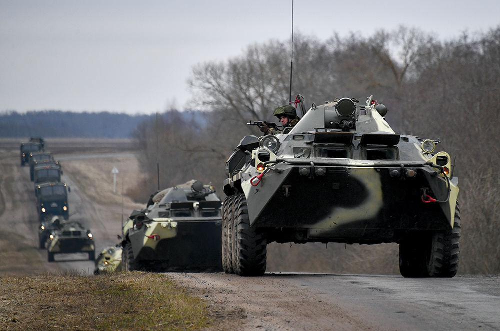 Comboio a caminho da linha de partida durante exercício russo-bielorrusso de unidades aeroterrestres na região de Vitebsk, Belarus, 01 Abr 17. As munições cluster são ideais para maximizar os efeitos da artilharia de campanha ou do apoio aéreo aproximado sobre concentrações de tropas ou veículos. (Foto de Maksim Blinov, Sputnik via Associated Press)