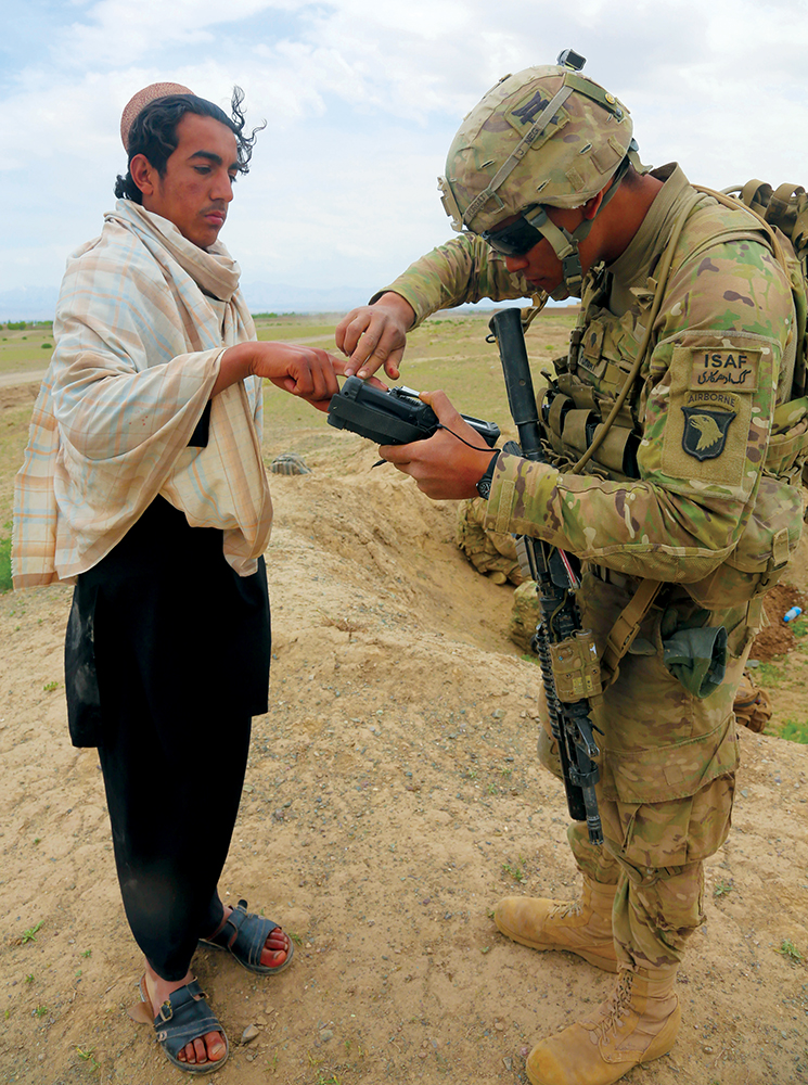 Militar do 1o Batalhão/187o Regimento de Infantaria recolhe impressões digitais em um vilarejo afegão, 07 Mai 13, durante a Operação Shamshir VI, em Khoti Kheyl, Distrito de Zormat. (Cb Chenee’ Brooks, Exército dos EUA)