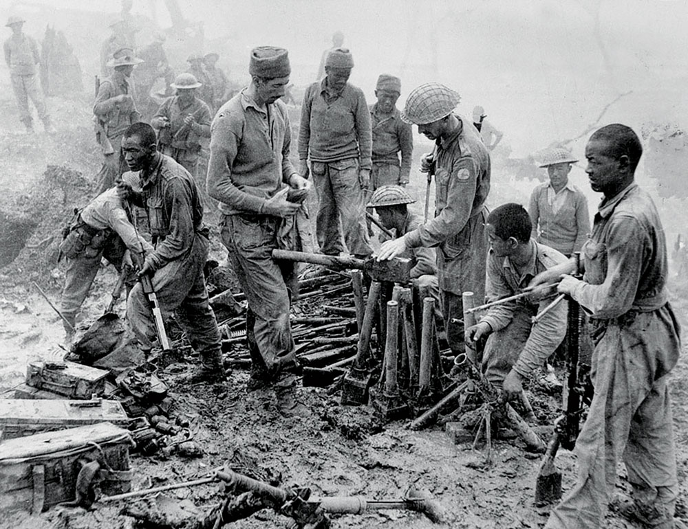Soldados indianos e gurkhas inspecionam materiais bélicos japoneses apreendidos durante a batalha de Imphal-Kohima na Segunda Guerra Mundial, em 1944. O rumo da batalha virou a favor das forças britânicas e indianas quando o experiente comandante, Marechal de Campo Visconde William Slim, foi capaz de discernir a intenção de seu inimigo e tirar proveito da situação, fornecendo um bom exemplo do que o autor deste artigo denomina de surgimento de informações excepcionais. (Foto da coleção de estudo do Museu Nacional do Exército dos EUA)
