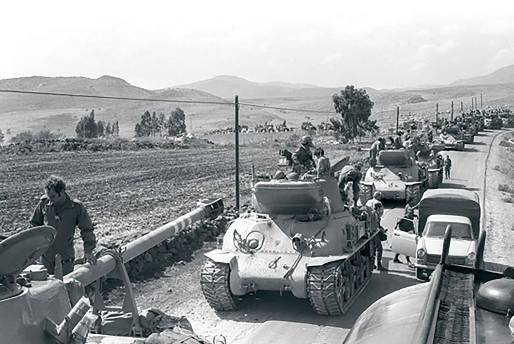 Unidade de carros de combate israelense se prepara para um contra-ataque contra blindados sírios nas Colinas de Golã, 8 Out 1973. (Foto de David Rubinger, Gabinete de Imprensa do Governo de Israel)