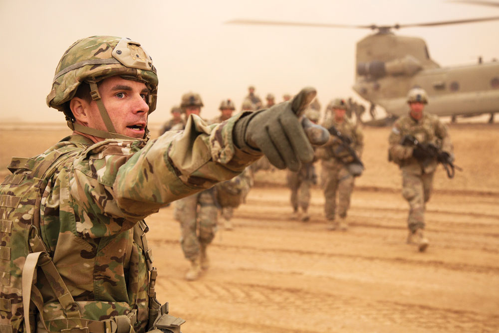 Comandante da Bateria C, 2o Batalhão, 319o Regimento de Artilharia de Campanha Aeroterrestre, 82a Divisão Aeroterrestre, direciona paraquedistas desembarcados durante ação da Força-Tarefa Conjunta e Combinada–Operação Inherent Resolve, perto de Mossul, no Iraque, 5 Fev 2017. (Foto do Cb Craig Jensen, Exército dos EUA)