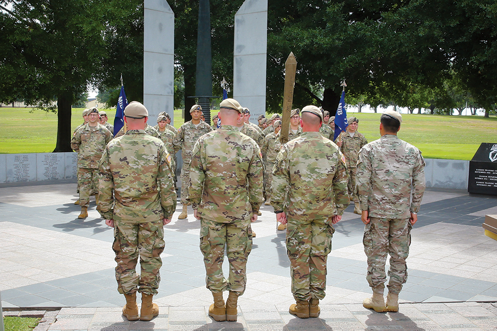 O Comando do Regimento Ranger se prepara para desfraldar a bandeira do Batalhão de Inteligência Militar do Regimento, durante a cerimônia de ativação do Batalhão em Fort Benning, Geórgia, 22 Mai 17. (Foto cedida pelo 75o Regimento Ranger)