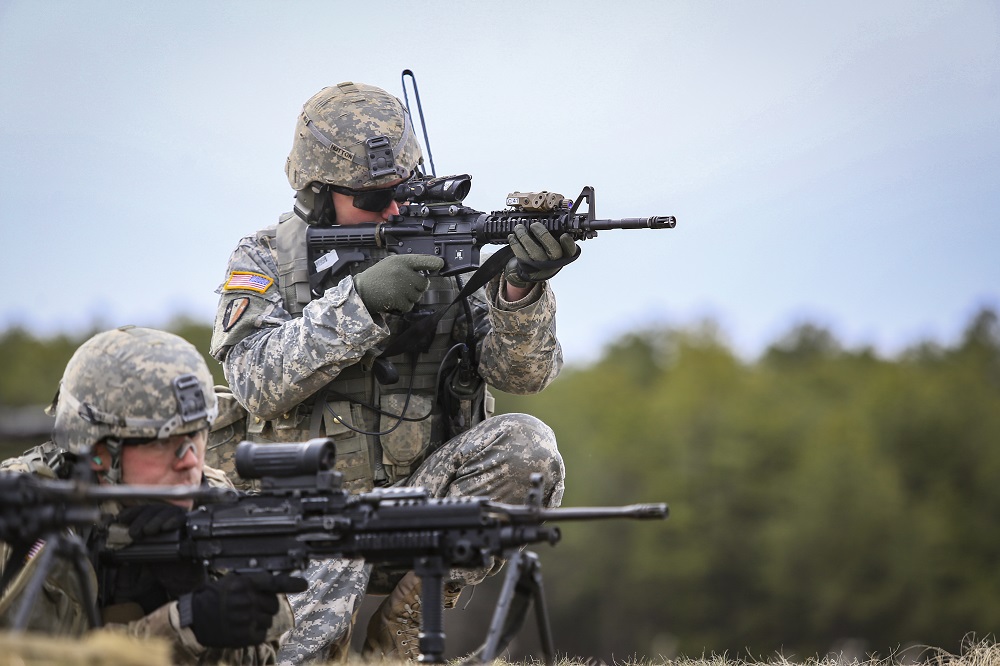 Militares da Guarda Nacional do Exército do Estado de Nova Jersey da 114a Brigada de Infantaria (Assalto Aéreo) fazem um ensaio em seco, antes de realizar um exercício de tiro de fração na Base Conjunta McGuire-Dix-Lakehurst, Nova Jersey, 9 Abr 18. (SO Matt Hecht, Guarda Nacional Aérea dos EUA)