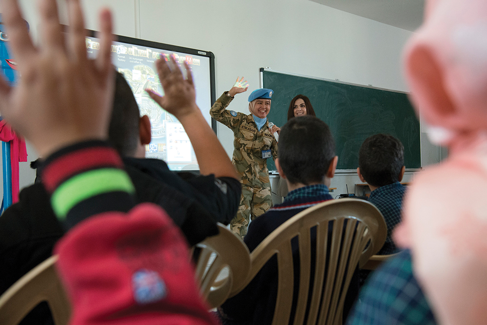 Estudantes de escola pública em Aytarun (Líbano) participam de palestra sobre a UNIFIL e sobre a Blue Line (linha de cessar-fogo na faixa de fronteira entre Líbano e Israel). Essa palestra é parte de iniciativas voltadas à redução de tensões no âmbito da população local, sobretudo de jovens e crianças, os quais são mais sujeitos à propaganda extremista. (Foto cedida pelo UNIFIL Public Information Office)