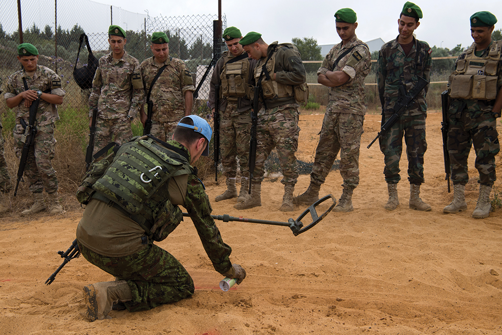 Treinamento de desminagem realizado pela UNIFIL para capacitar elementos das Forças Armadas Libanesas (LAF), em 12 Jun 18, dentro do contexto de desenvolvimento de capacidades nas forças de segurança locais. (Foto cedida pelo UNIFIL Public Information Office)