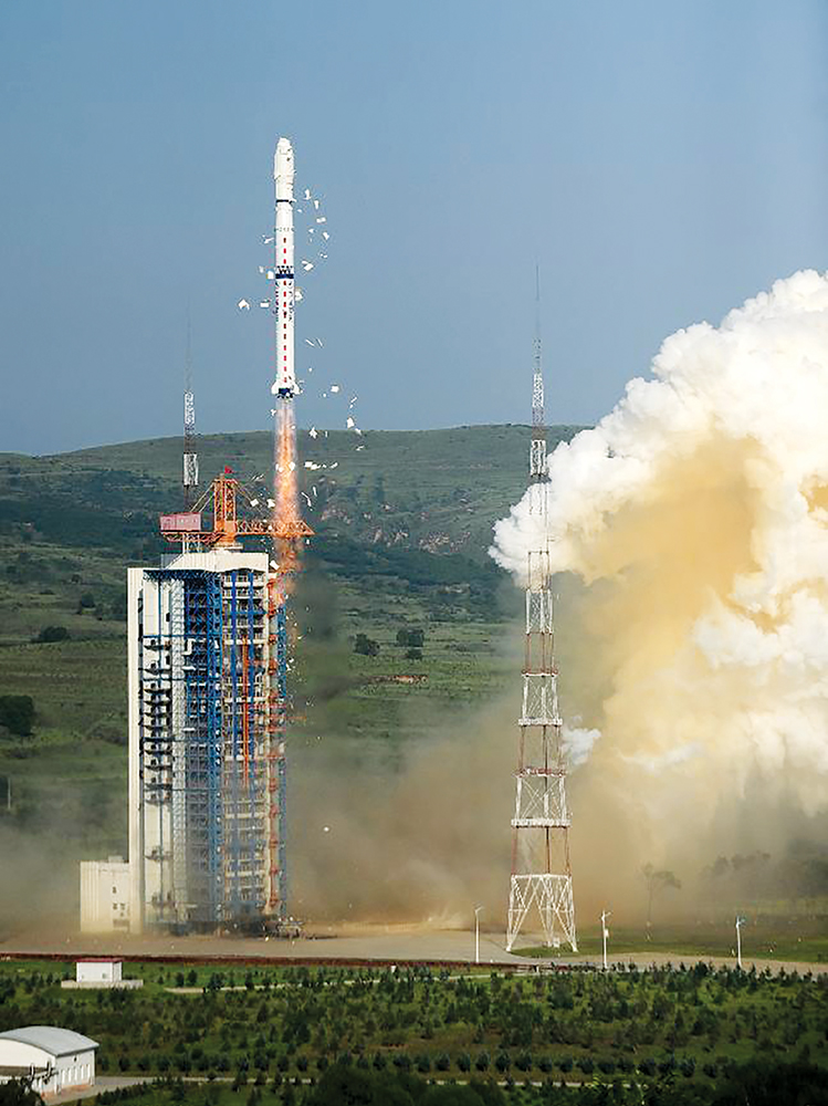 Um foguete chinês transporta os satélites CHUANGXIN-3, SHIYAN-7 e SHIJIAN-15 para o espaço em 20 Jul 13 a partir do Centro de Lançamento de Satélites de Taiyuan. Ao que consta, o trio de satélites executaria experiências científicas relacionadas às tecnologias de manutenção no espaço. Contudo, observadores notaram que o SHIYAN-7, um tipo de satélite equipado com um braço robótico para capturar e soltar outros satélites, demonstrou, subsequentemente, extraordinária facilidade de manobra, posicionando-se e reposicionando-se em diferentes altitudes e parecendo aproximar-se de outros satélites chineses, gerando a preocupação de que a China estaria, na verdade, testando tecnologias antissatélite. (Foto de Xinhua/Yan Yan)